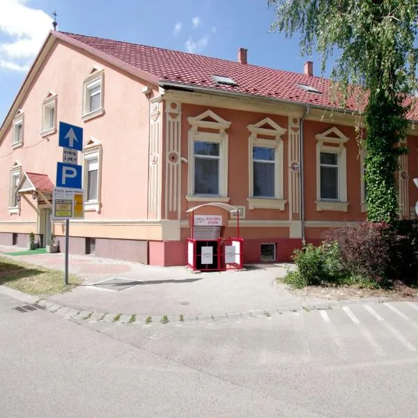 Fehér Hajó Panzió és Vendéglő, hotel in Győr