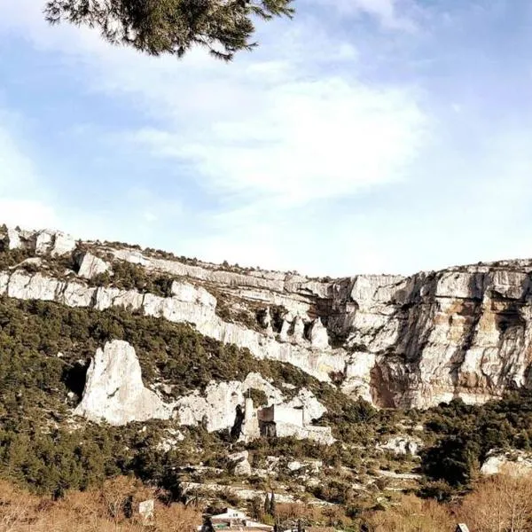 Vue panoramique sur le château,montagne et grottes, hotel v mestu Fontaine-de-Vaucluse