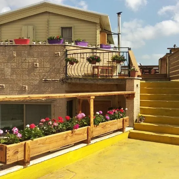 Garden on TOP of the WORLD צימר על גג העולם, hotel in Shlomi