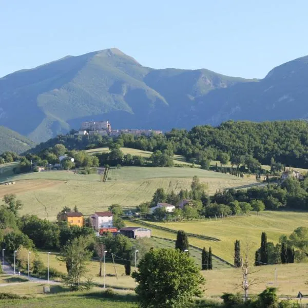 MANSARDA VITI - Sguardo su Frontone -, hotel en Serra SantʼAbbondio