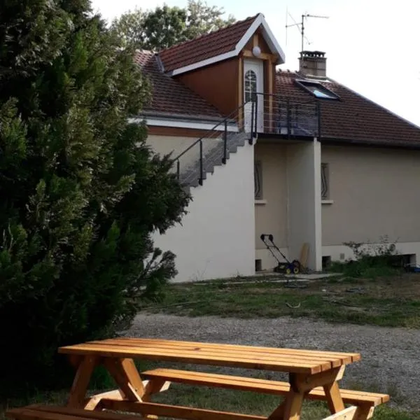 Gîte Les Chevaliers fous, hotel em Autrecourt-sur-Aire