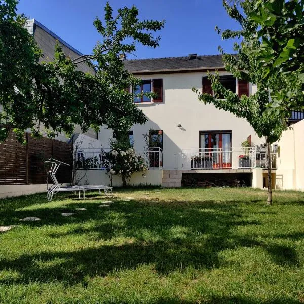 Maison 190m2 - Entre Paris et Disneyland, hotel i Gagny