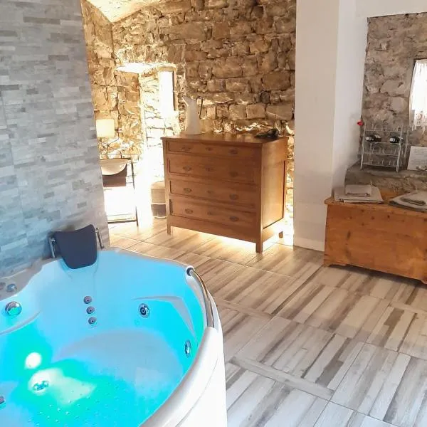 La grotta dell'Antica Calvasino - Jacuzzi, hôtel à Lezzeno