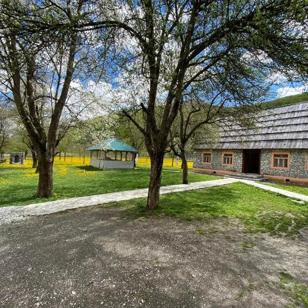 Peraj Guesthouse, hotel v mestu Vermosh