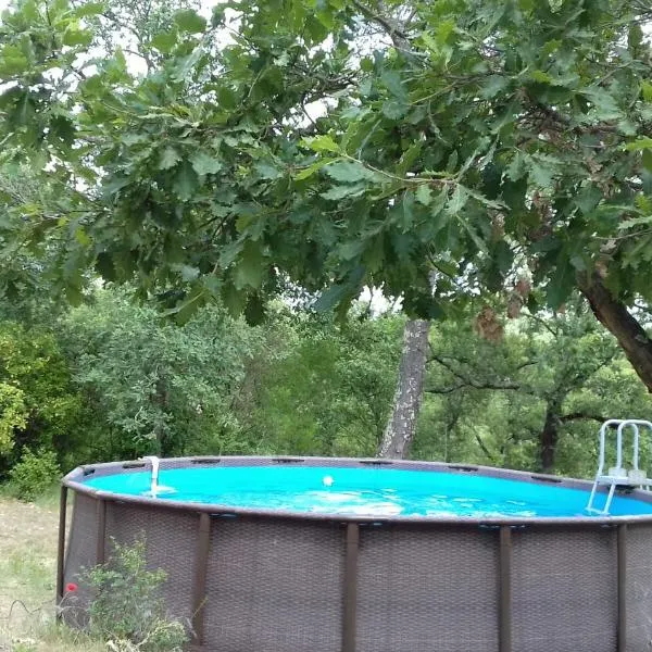 Le Bivouac et sa piscine、Les Magesのホテル