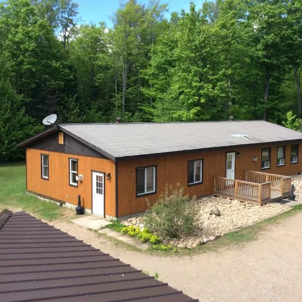 Madawaska Lodge-Cottage, hotel di Madawaska