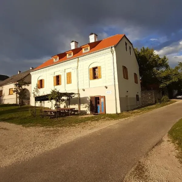 Köveskál Panzió, hotel v destinaci Köveskál