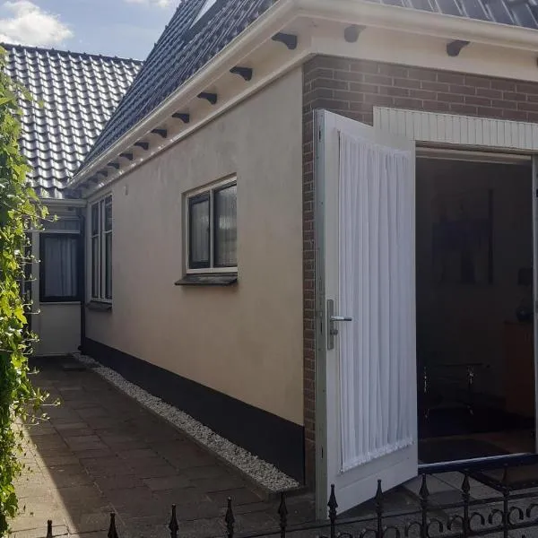 2 persoons appartement Le Garage, hotel in Frieschepalen