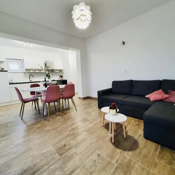 Apartman Školj – hotel w mieście Jovići