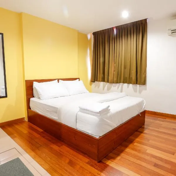 Lux Hotel, hotel u gradu Teluk Intan