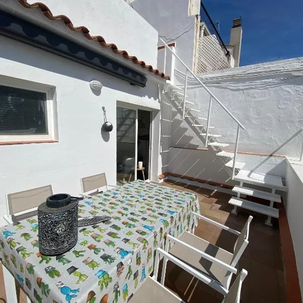 Amazing 2 bedroom Apartment with big sun terrace Sitges centre beach, khách sạn ở Sitges