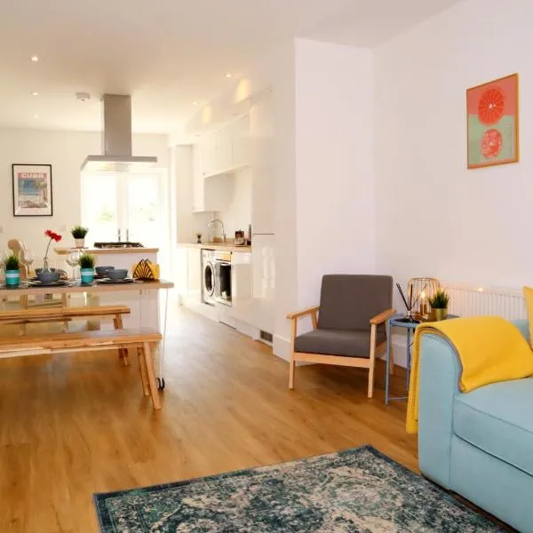 Viesnīca Modern New House - Great Location - Garden - Parking - Fast WiFi - Smart TV - Stunning 2 Bedroom House sleeps up to 4! Only 5 mins drive to Sandbanks Beach pilsētā Parkstone