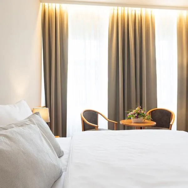 Hotel Česká Koruna, viešbutis mieste Dečynas