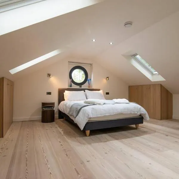 Luxury Coach house next to woodland in Knutsford, hotel in Knutsford