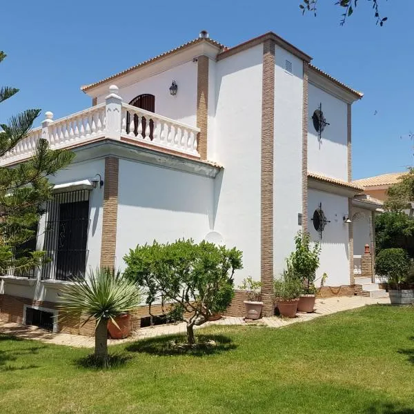 Casa con jardín en la playa, hotel in Mazagón