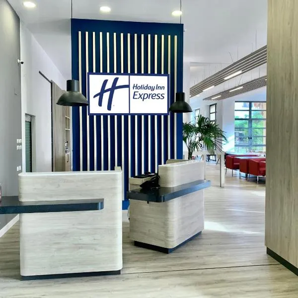 Holiday Inn Express Ciudad de las Ciencias, an IHG Hotel, hotel en Pinedo