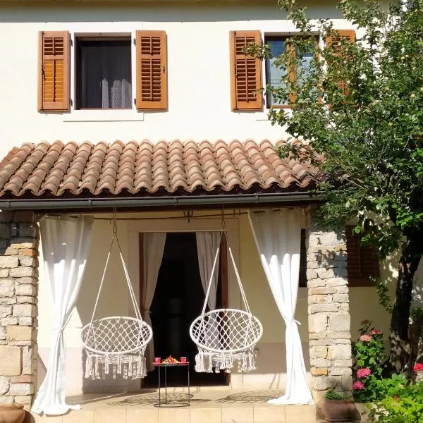 Apartment PARENZANA, little row HOUSE with big green yard in central Istria, hotel v destinácii Rakotule