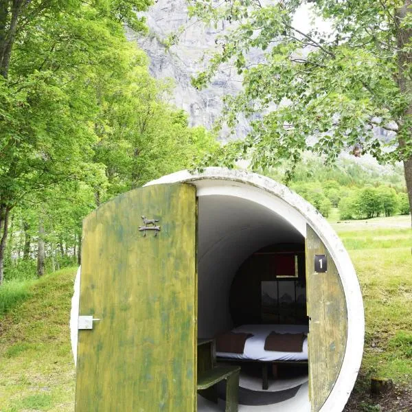 Campingplatz mit Restaurant & Sportarena Leukerbad, hotel v destinaci Leukerbad