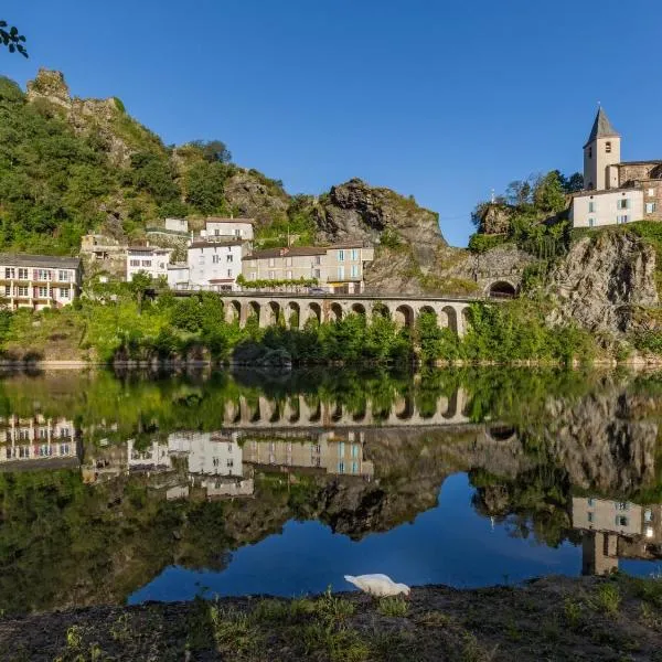 Les Gîtes du Rocher et de la Boucle du Tarn, hotel v destinaci Ambialet