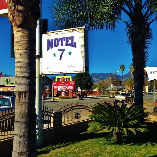 Downtown Motel 7, hotel a Serrano Village