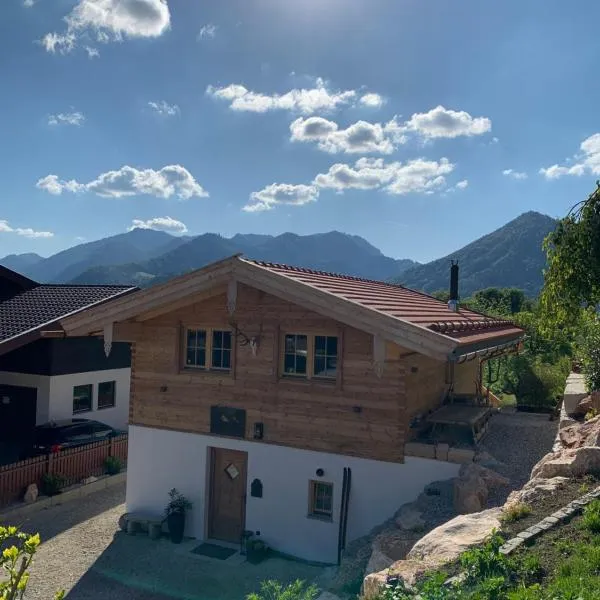 Chalet BERGSUCHT in Ruhpolding Bayern, Traumlage am sonnigen Südhang, kostenlose Parkplätze, schnelles WLAN, ruhige Sackgasse, NETFLIX inklusive, hotel in Ruhpolding