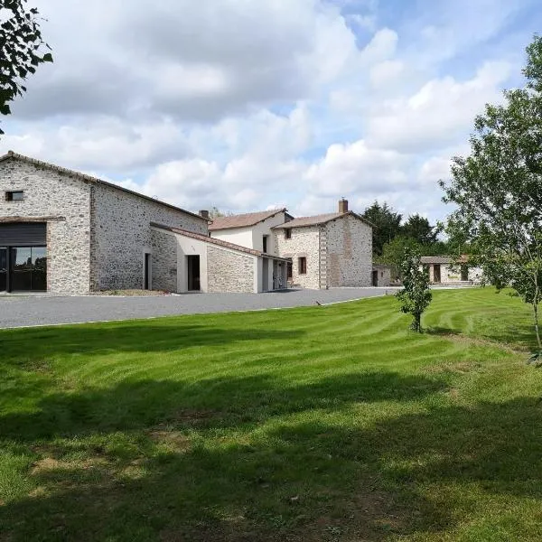 LA GRANDE THIBAUDIERE, hotel in Étusson