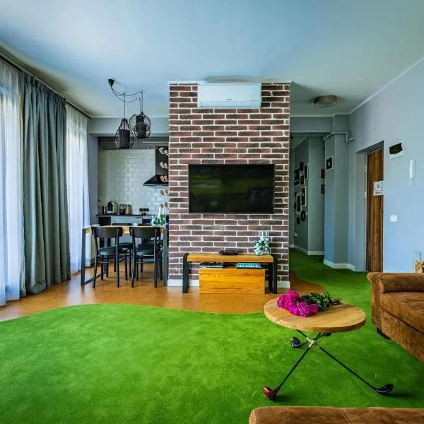 The Golfer Apartment with Jacuzzi, hotel i Chinteni