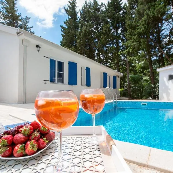 Mediterranean vacation home with pool Petrovac, hotel in Budva