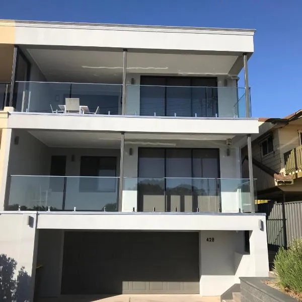 The Lighthouse - Beachfront Accommodation, hotel in Port Hughes