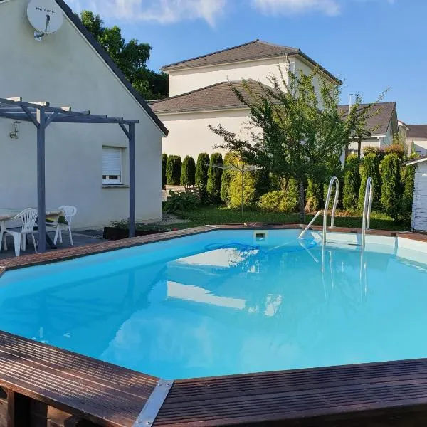 Villa du pic vert 105m2 , 4 chambres de plain-pied avec piscine à Montfaucon, hotell i Mamirolle