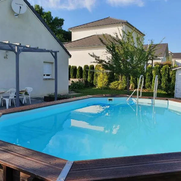 Villa du pic vert 105m2 , 4 chambres de plain-pied avec piscine à Montfaucon: Mamirolle şehrinde bir otel