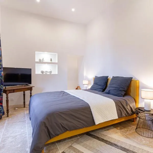 B&B du Couvent, chambre aux paons, hotel v destinaci Giroussens