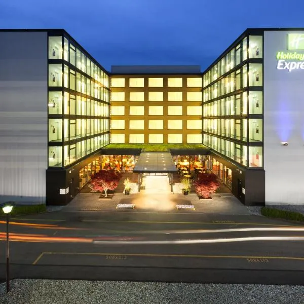 Holiday Inn Express Zürich Airport by IHG, hótel í Rumlang