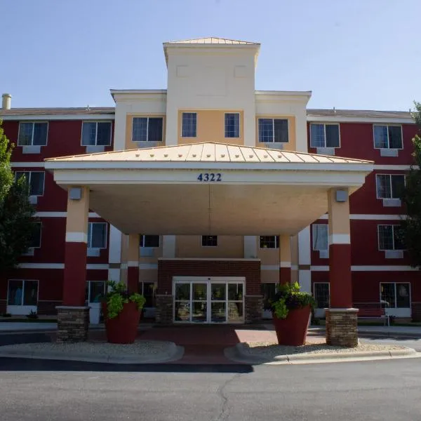 Holiday Inn Express and Suites St. Cloud, an IHG Hotel, хотел в Waite Park