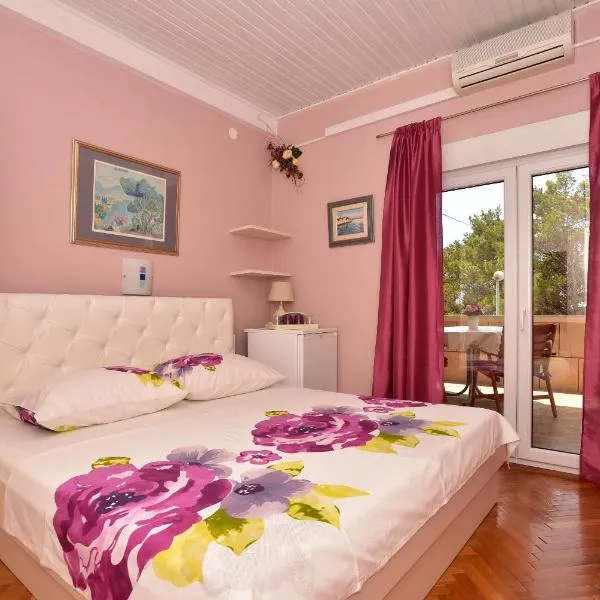 PINK 4, hotel in Makarska