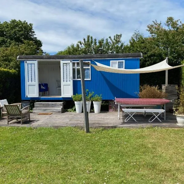 Little blue house (on the campsite), hotel v destinaci Oostvoorne