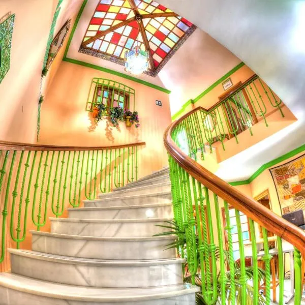 Charming Nerja Hostel, hotel v destinaci Nerja