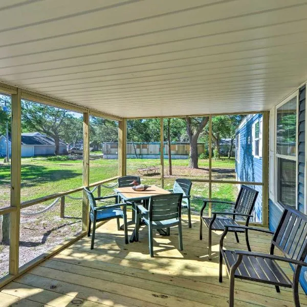 Pelican Place Coastal Cottage Walk to Back Sound, hotel v destinaci Harkers Island