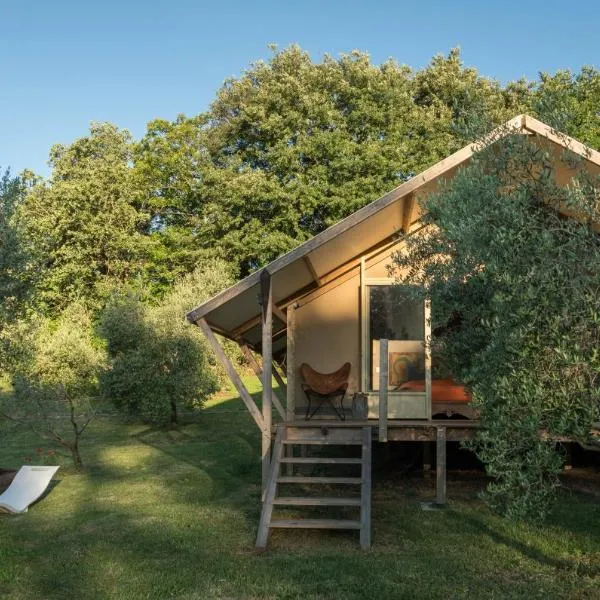 Glamping in Toscana, luxury tents in agriturismo biologico, hotel en Montevitozzo