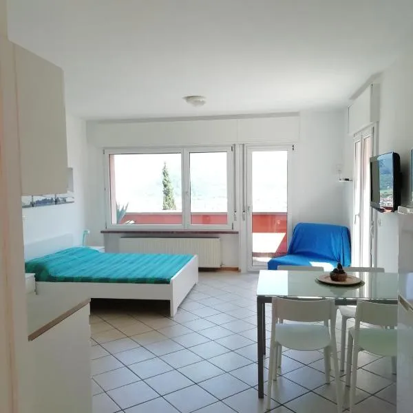 LAKE & CASTLE VIEW apartment, ξενοδοχείο σε Bezzecca