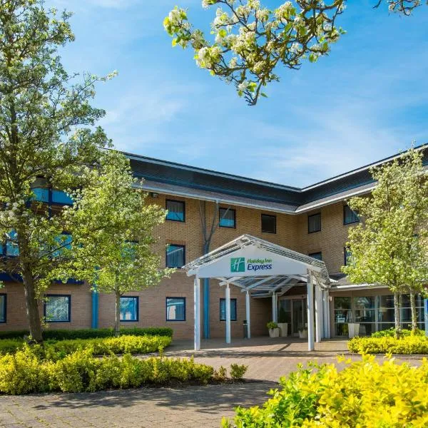 Holiday Inn Express Milton Keynes, an IHG Hotel, hotel in Sherington