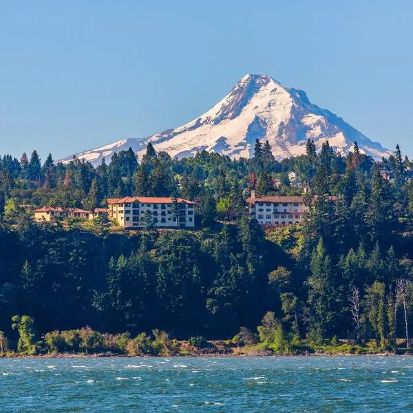 Columbia Cliff Villas: Hood River şehrinde bir otel