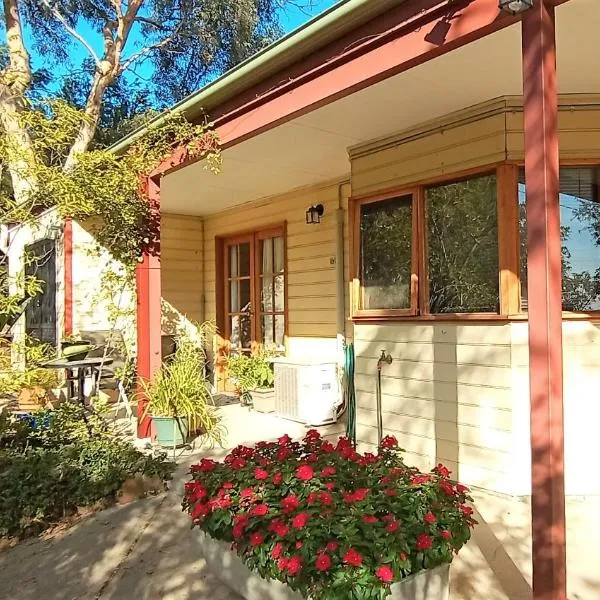 Treetops Hideaway Albury, hotel in Albury