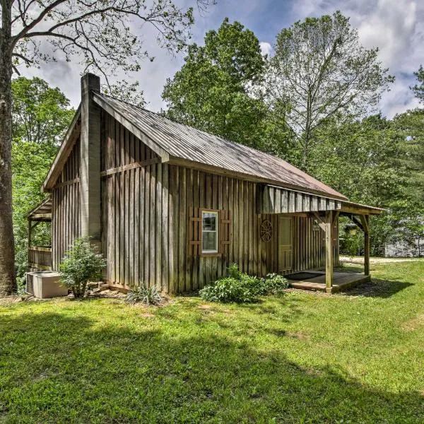 Waters Edge Retreat with Deck on Patoka Lake!, hotel di Paoli