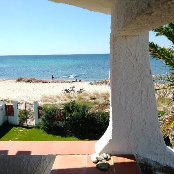 In front of the beach - La terrazza sul mare, hotel en Flumini di Quartu