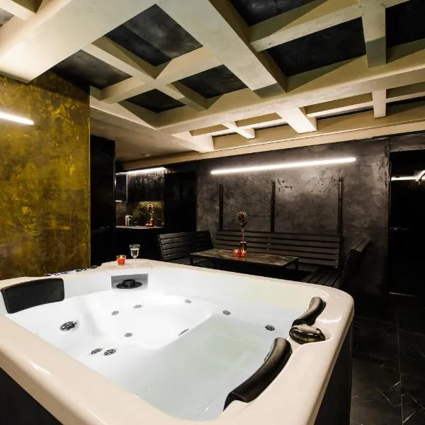 Apartments in Kaunas city centre with Jacuzzi bath, hotel in Kaunas