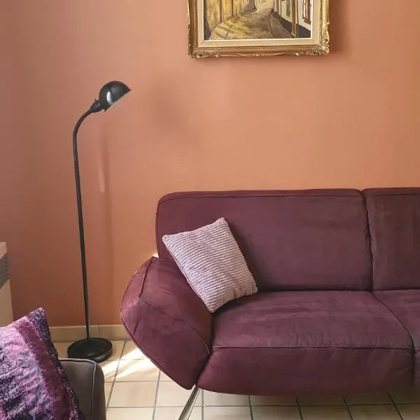 Close to centre, 3 rooms, 2 bathr & wc, free parking & wifi, spacious living area & kitchen, hotel di Bruges