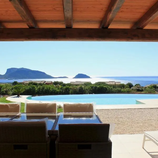 VILLA ALBA NUOVA with infinity pool & amazing sea view, hotel v destinácii Golfo Aranci