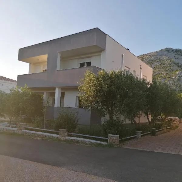 Apartments Lota, hotel in Starigrad-Paklenica