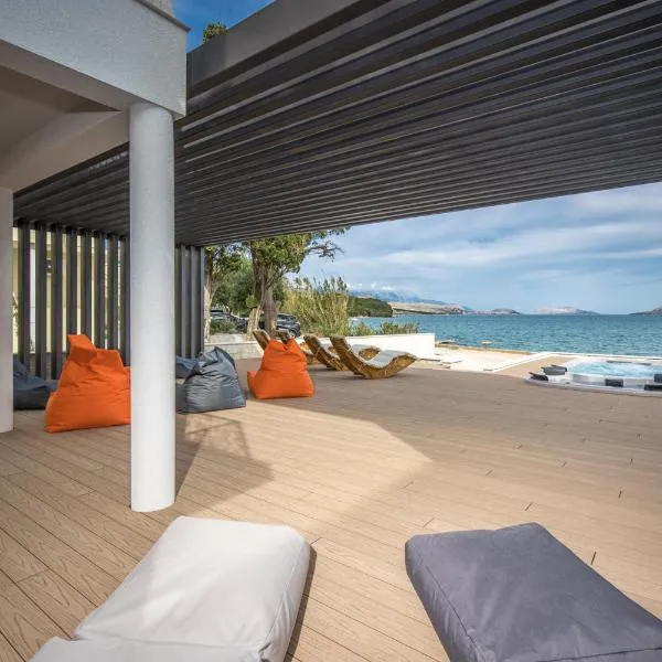 VILLA FUX ZRCE Novalja - direkt am Strand，位于Časka的酒店
